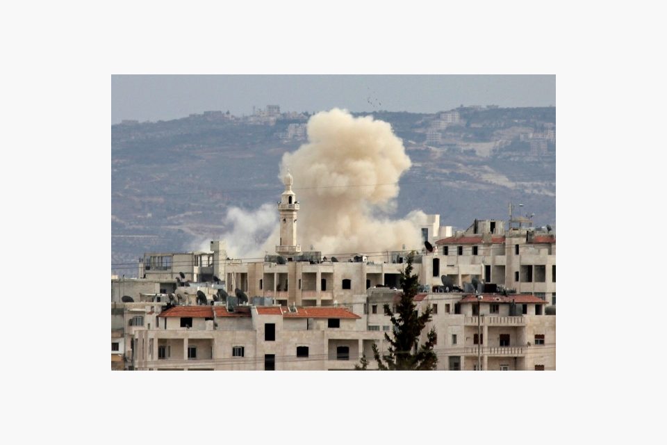 Kouř stoupá nad městem Idlib po útoku syrské armády | foto: Reuters