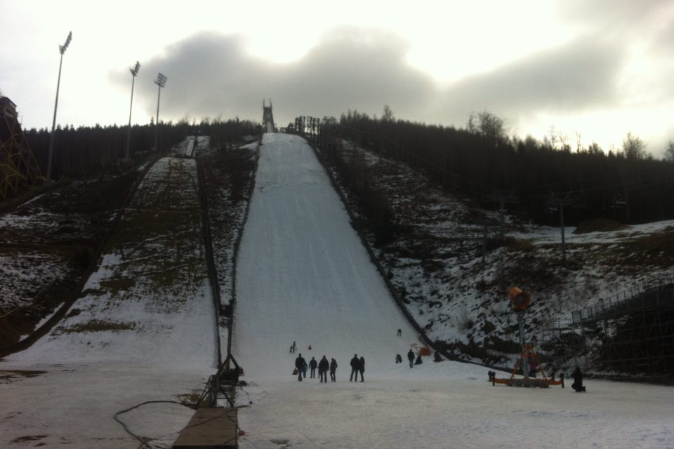 Mamutí můstek v Harrachově 16 dní před mistrovstvím světa v letech na lyžích | foto: David Nyč