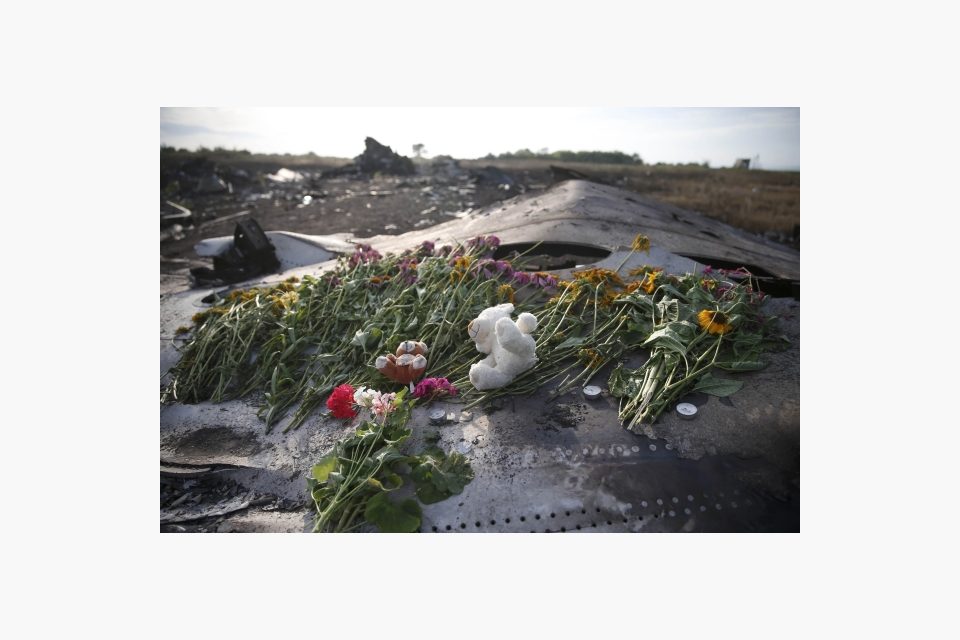 Místní obyvatelé položili květiny k troskám letounu z letu MH17 | foto: Reuters