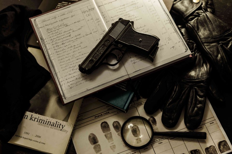 krimi,  detektivka,  lupa,  pistole,  otisky prstů,  rukavice,  akta,  zločin,  thriller | foto: Khalil Baalbaki,  Český rozhlas