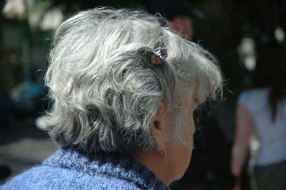 Seniorka,  důchodkyně,  stará žena | foto: CC0 Public domain,  Fotobanka Pixabay,  CC0 Public domain,  Fotobanka Pixabay