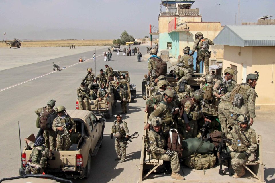 Afghánské speciální síly přijíždějí bojovat proti Tálibánu  | foto: Reuters