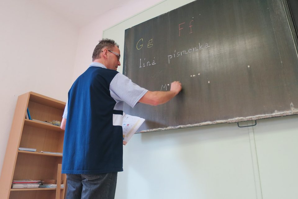 Učitel Jan Hruban seznamuje dva žáky první třídy s novými písmeny | foto: Tereza Brázdová,  Český rozhlas