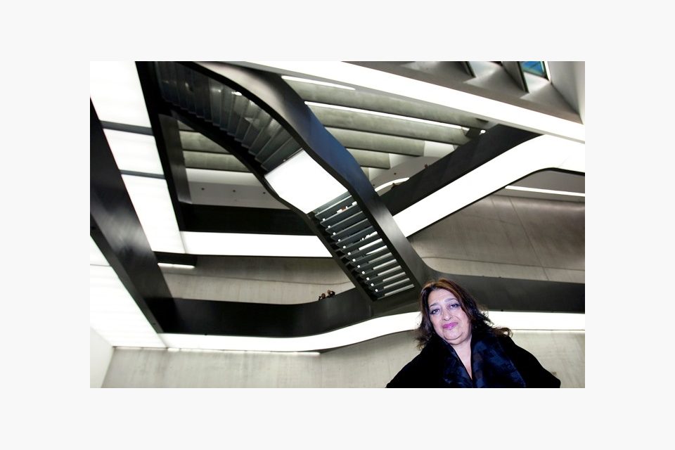 Britská architektka iráckého původu Zaha Hadid  v muzeu současného umění a architektury v Římě v roce 2009 | foto: Reuters