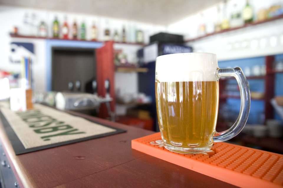 V Česku se v průměru na osobu ročně zkonzumuje 13, 7 litru alkoholu. Ilustrační foto. | foto: Martin Svozílek,  Český rozhlas