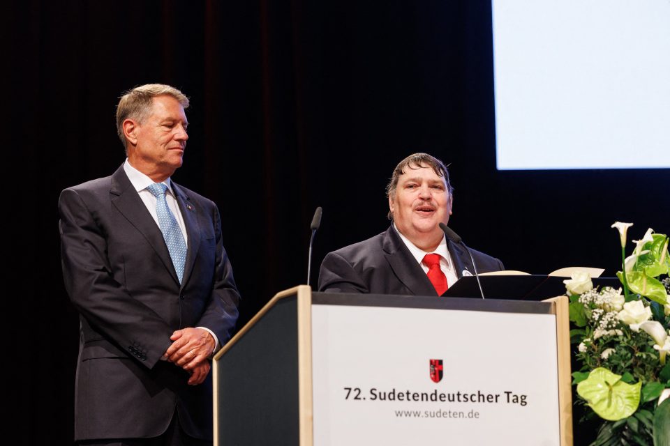 Mluvčí Sudetoněmeckého krajanského sdružení Bernd Posselt  (vpravo) předává na 72. Sudetoněmeckém dni prezidentu Rumunska Klausi Iohannisovi Cenu Karla Velikého  (2022) | foto: Profimedia