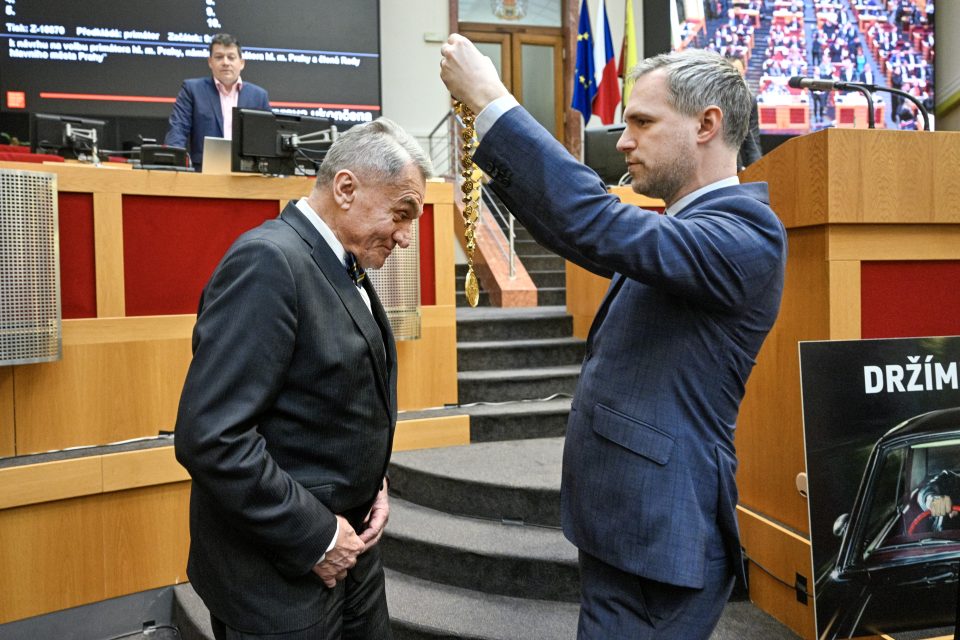 Bývalý primátor za Piráty Zdeněk Hřib  (vpravo) předává primátorský řetěz nově zvolenému primátorovi Bohuslavu Svobodovi  (ODS) | foto: Vít Šimánek,  ČTK