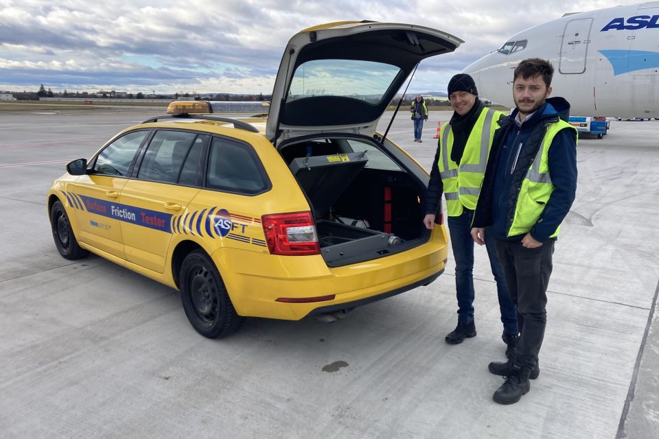 Aleš Charvát a Martin Aster s autem na měření brzdných vlastností ranvejí | foto: Michal Šafařík,  Český rozhlas