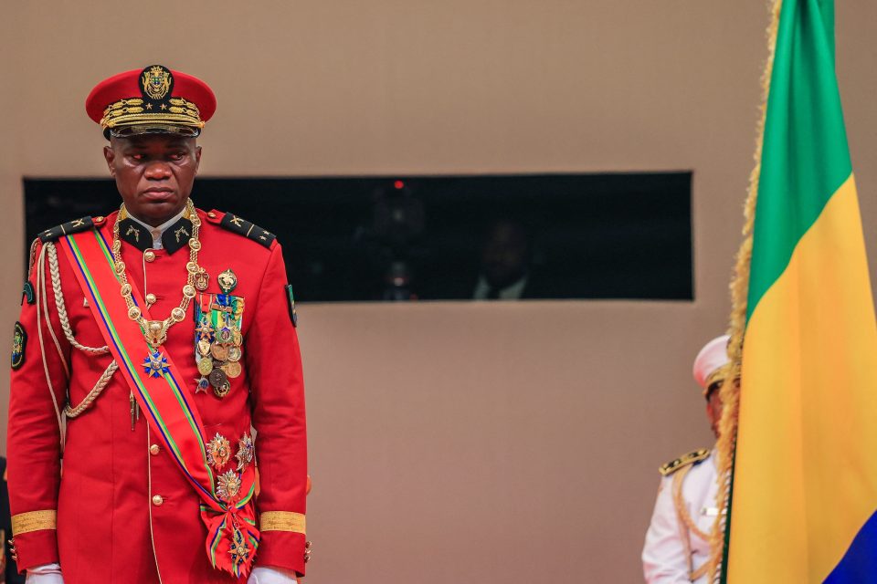 Dočasným prezidentem Gabonu se stal vůdce tamních pučistů generál Brice Oligui Nguema. Bratranec svrženého prezidenta Aliho Bonga Ondimby složil slib v pondělí | foto: Profimedia / AFP