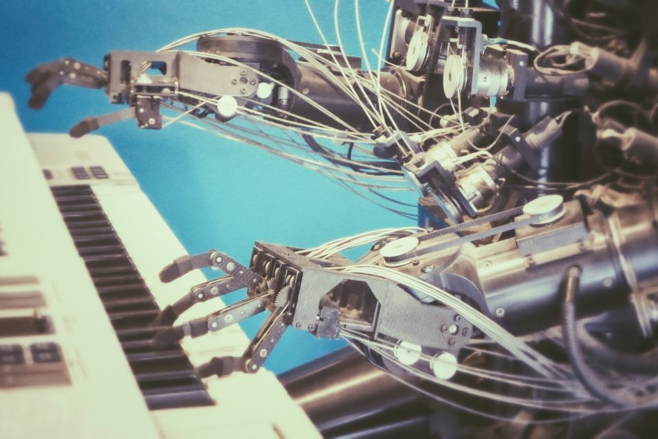 robot,  hudba,  AI,  piano | foto: Unsplash,  Licence Unsplash