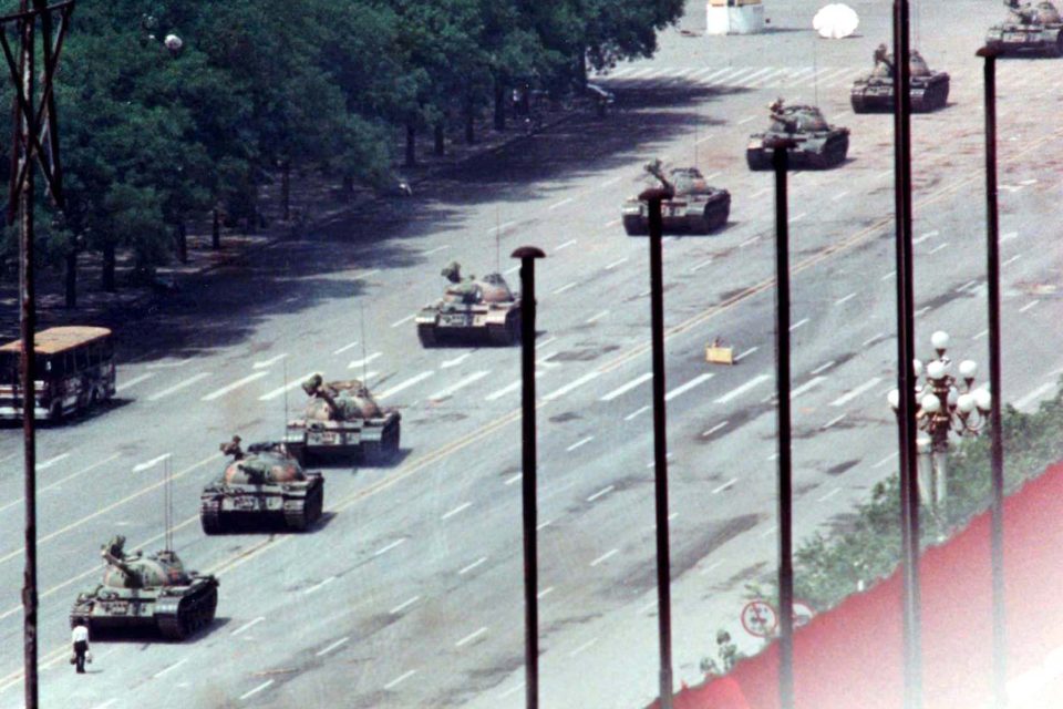 Muž proti tankům na náměstí Nebeského klidu. Legendární snímek z 5. června 1989 | foto: Arthur Tsang,  Reuters