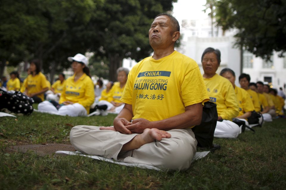 Lidé praktikují meditaci Falun Gong | foto: Reuters