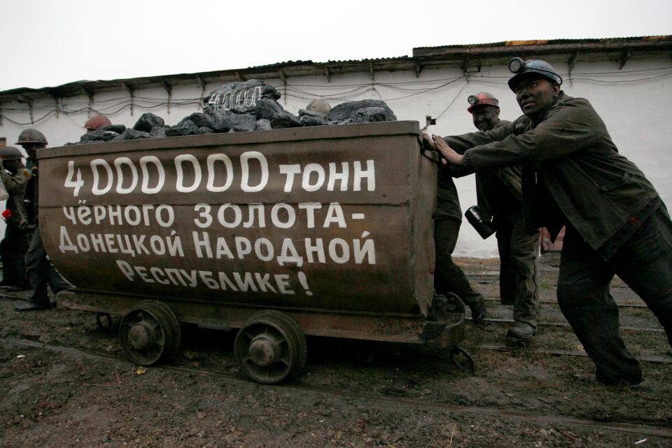 &quot;Čtyři miliony tun černého zlata - Doněcké lidové republice, &quot; hlásí vozík v uhelném dole Makijivka na východoukrajinském Donbasu. Snímek ze září 2016 | foto: Alexander Ermochenko,  Reuters