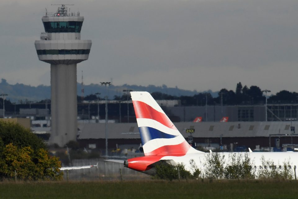 Letadlo na britském letišti Gatwick | foto: Toby Melville,  Reuters