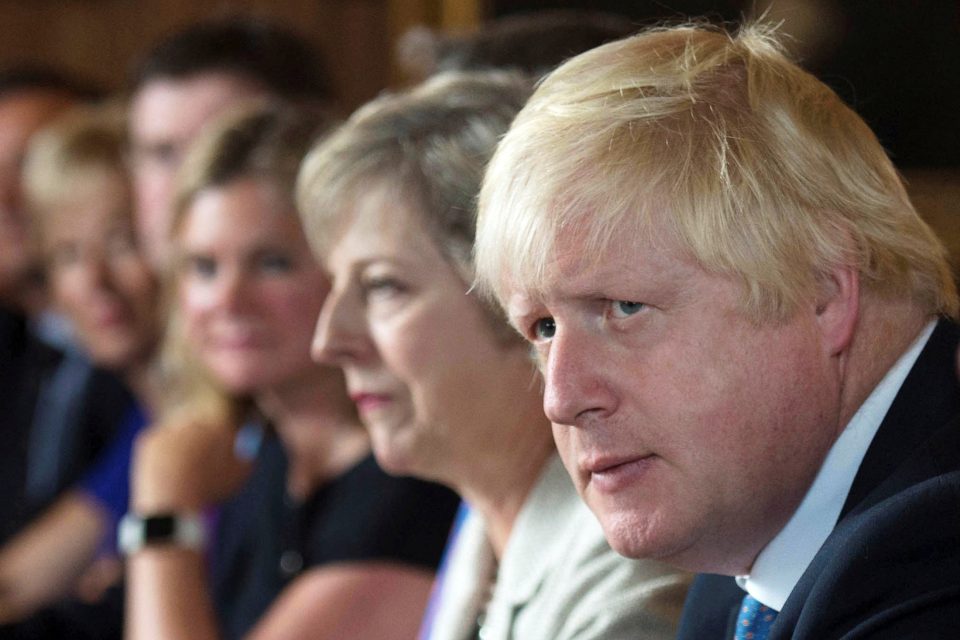 Britský ministr zahraničí Boris Johnson a premiérka Theresa Mayová  (ilustrační snímek) | foto: Stefan Rousseau,  Reuters