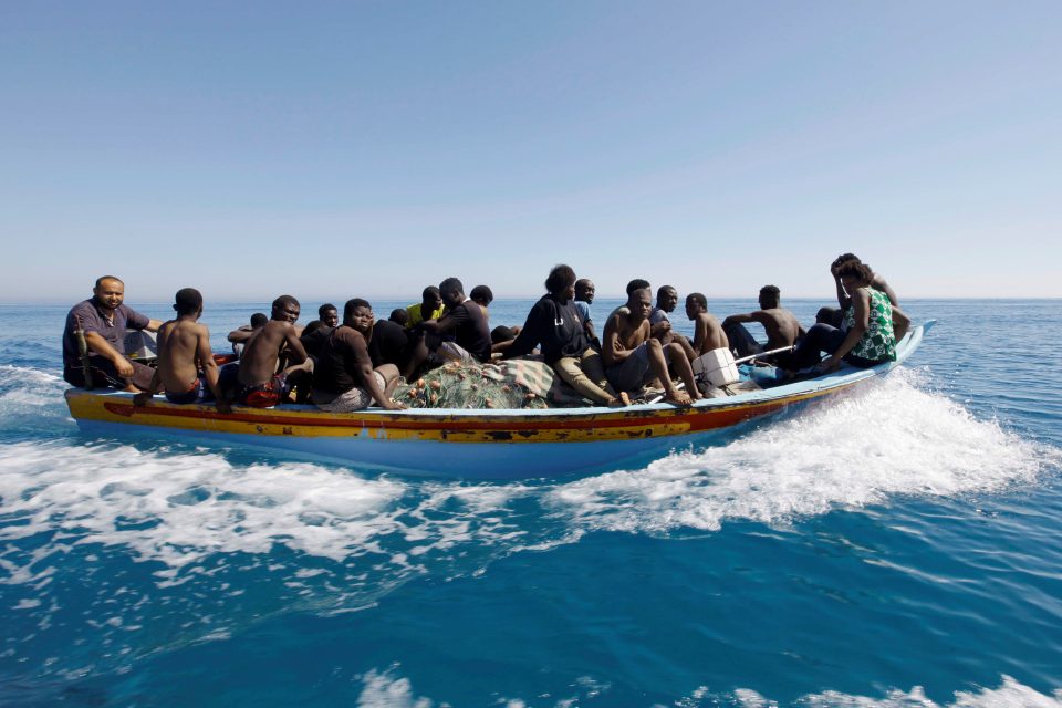 Migranti na lodi poté,  co je zachránila pobřežní hlídka u libyjských břehů.  | foto: Ismail Zitouny,  Reuters