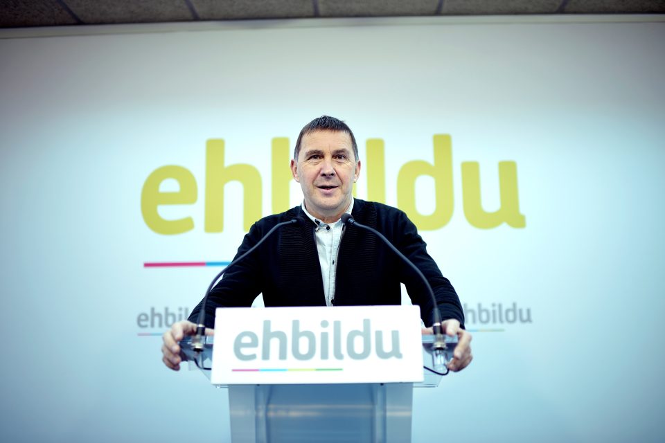 Populární baskický politik Arnaldo Otegi  | foto: Vincent West,  Reuters