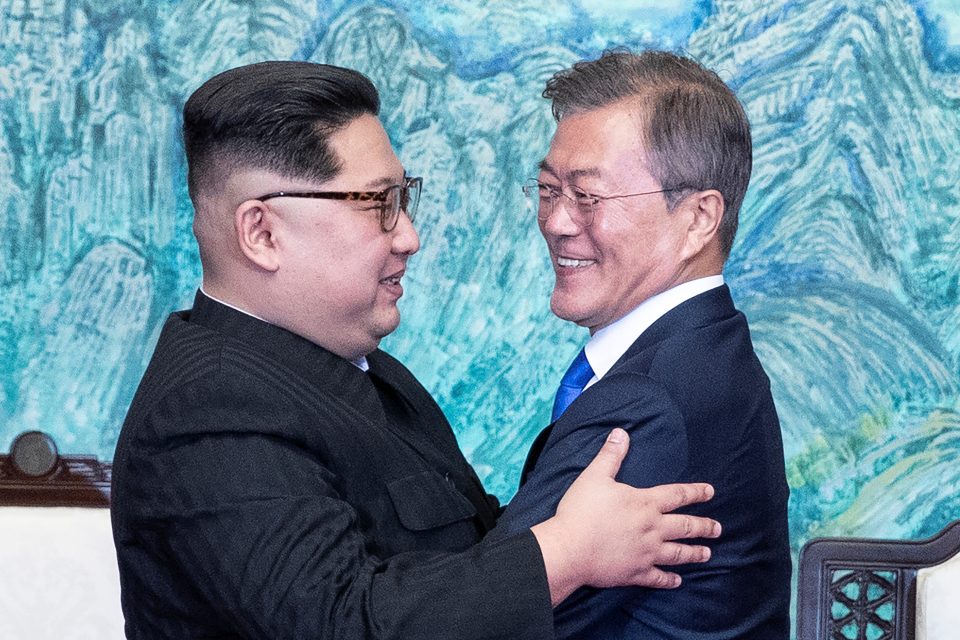 Kim Čong-un  (vlevo) a Mun Če-in v objetí. Vydrží jim? Podpisem Pchanmundžomské deklarace se zavázali,  že ano. Nicméně není to zdaleka první mezikorejská deklarace v dějinách rozdělené Koreje... | foto: Korea Summit Press Pool,  Reuters