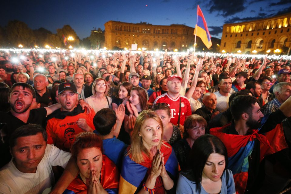 Večer 1. května se v centru Jerevanu sešlo na 150 tisíc demonstrantů. | foto: Gleb Garanich,  Reuters