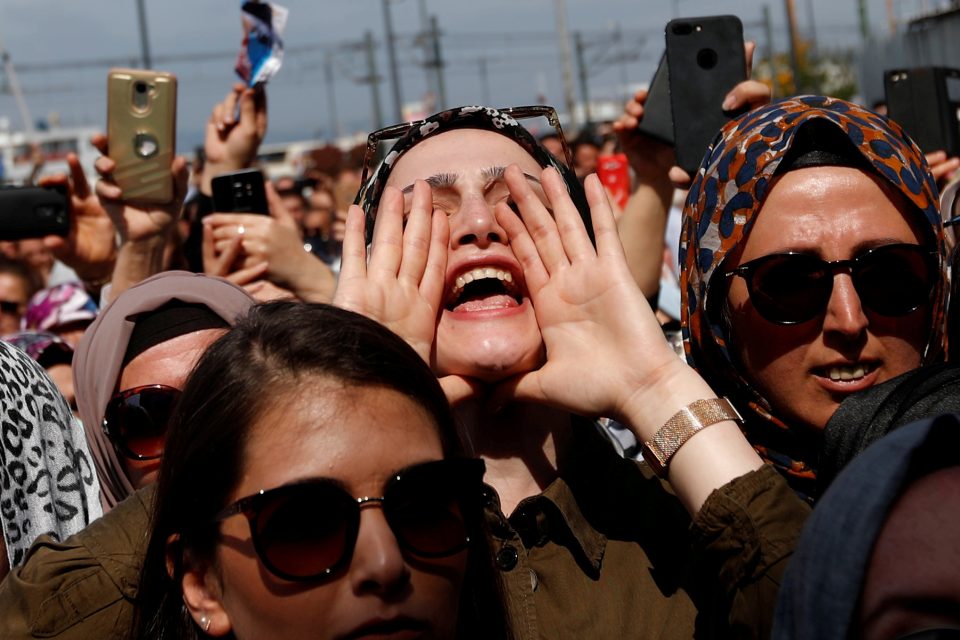 Lidé vyjadřují podporu současnému tureckému prezidentovi Recepu Tayyipu Erdoganovi. | foto: Murad Sezer,  Reuters