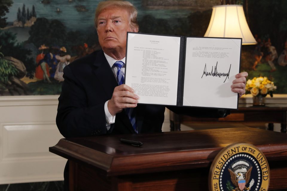 Americký prezident Donald Trump ukazuje podpis pod rozhodnutí odstoupit od jaderné smlouvy s Íránem. | foto: Jonathan Ernst,  Reuters