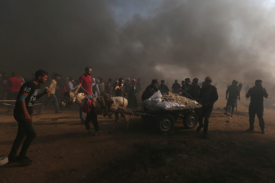 Palestinští demonstranti v Pásmu Gazy  | foto: Ibraheem Abu Mustafa,  Reuters
