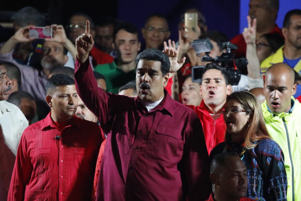 Venezuelský prezident Nicolás Maduro se svými příznivci po oznámení výsledků prezidentských voleb | foto: Carlos Garcia Rawlins,  Reuters,  Český rozhlas