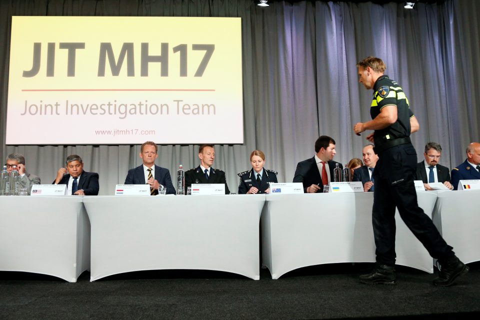 Členové mezinárodního týmu vyšetřovatelů během konference | foto: Francois Lenoir,  Reuters