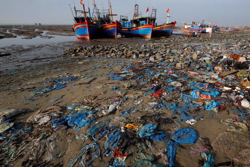 Pláž znečištěná plastovým odpadem | foto: Kham,  Reuters