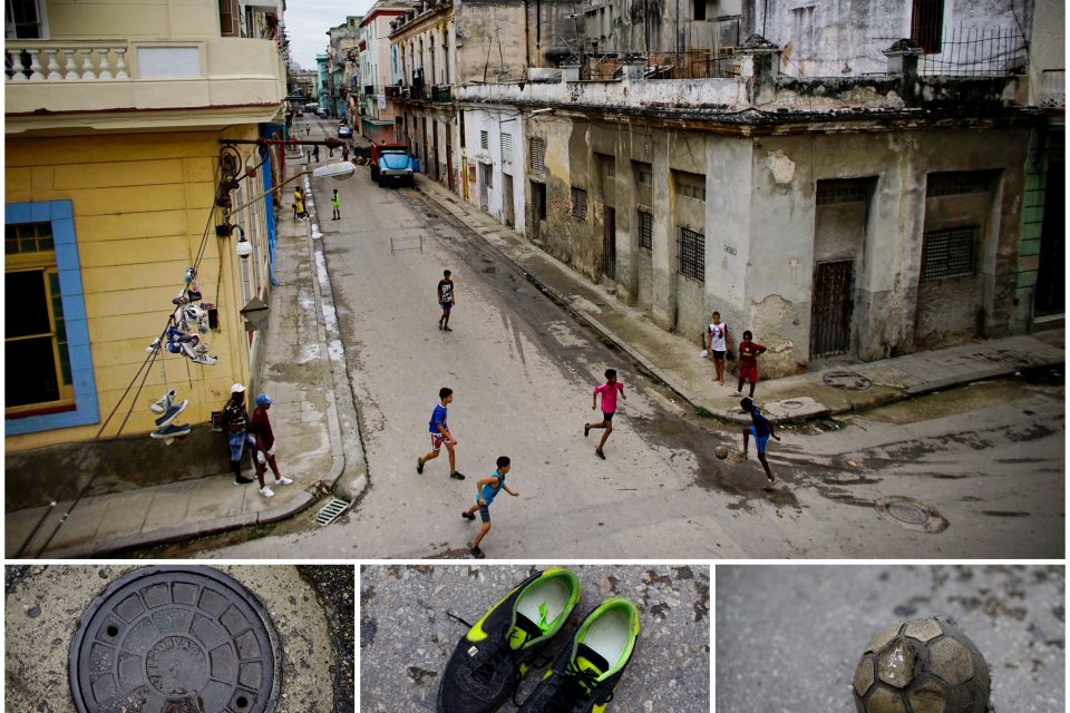 Fotbal je na Kubě pomalu populárnější než baseball | foto: Alexandre Meneghini,  Reuters