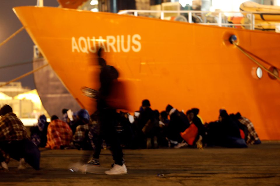 Imigranti před záchrannou lodí Aquarius  (archivní foto) | foto: Antonio Parrinello,  Reuters