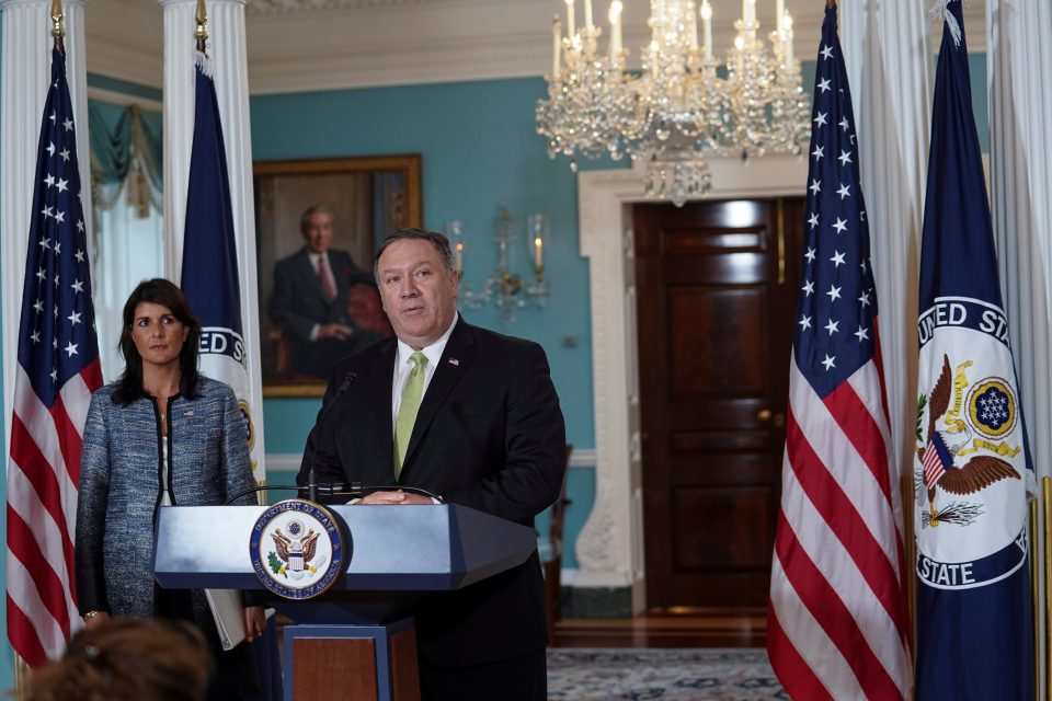 Americká velvyslankyně při OSN Nikki Haleyová a šéf americké diplomacie Mike Pompeo. | foto: Toya Sarno Jordan,  Reuters