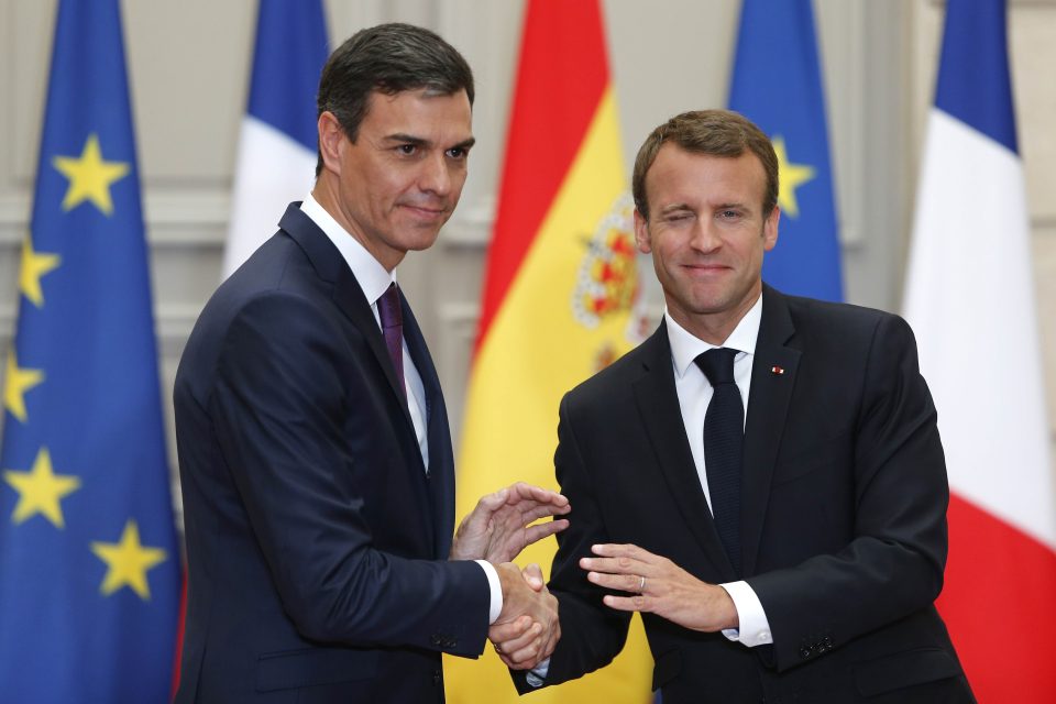 Macron  (vpravo) a Sánchez na konci společné tiskové konference v Paříži. | foto: Thibault Camus/Pool,  Reuters