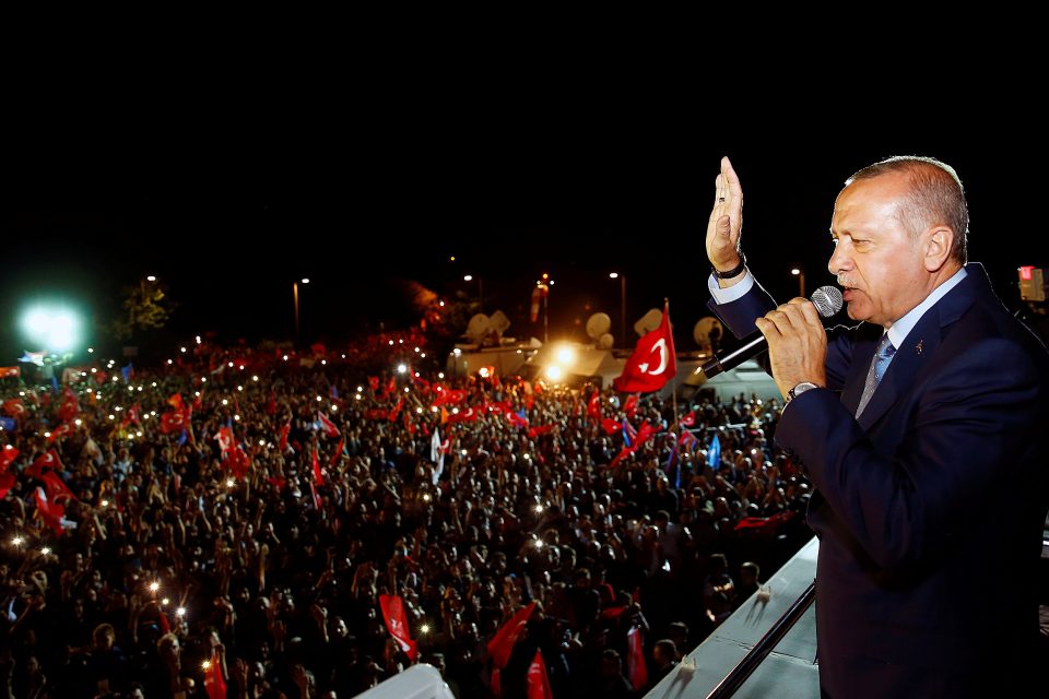 Erdogan se zdraví s příznivci a voliči před sídlem své strany v hlavním městě. | foto: Kayhan Ozer/Presidential Palace,  Reuters