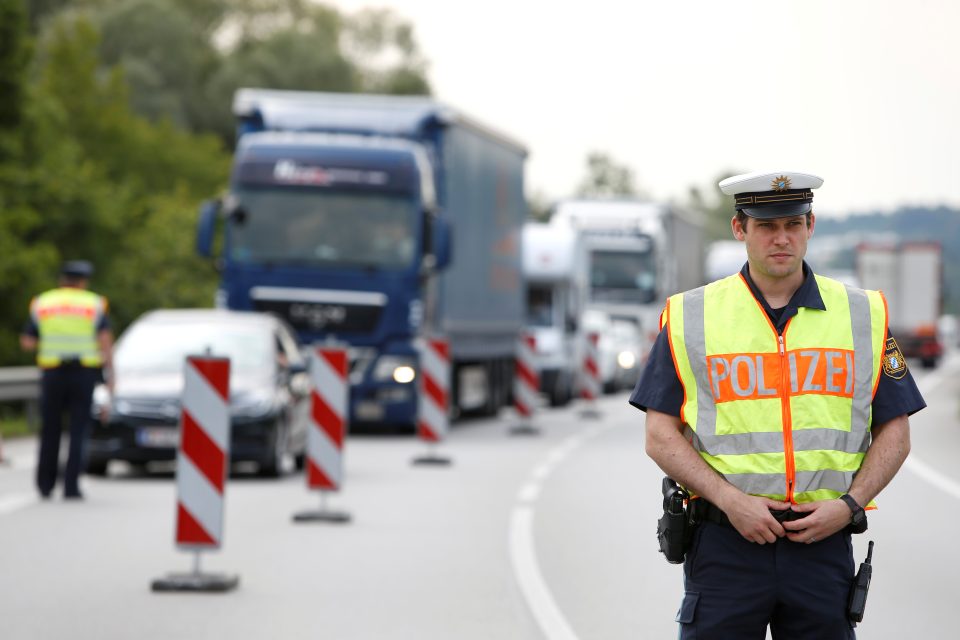 Německá policie kontroluje hranice země | foto: Michaela Rehle,  Reuters