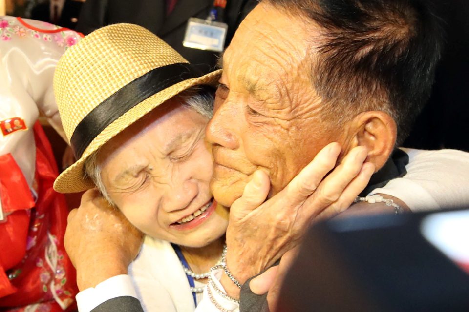 Setkání,  na které někteří čekali i víc než 60 let. Necelé stovce Jihokorejců se v pondělí poštěstilo vidět poprvé a možná i naposledy své příbuzné,  kteří žijí v KLDR. V pohraničním letovisku Sokčcho se pořádalo 21. sjednocení rodin rozdělených korejskou v | foto: Yonhap,  Reuters
