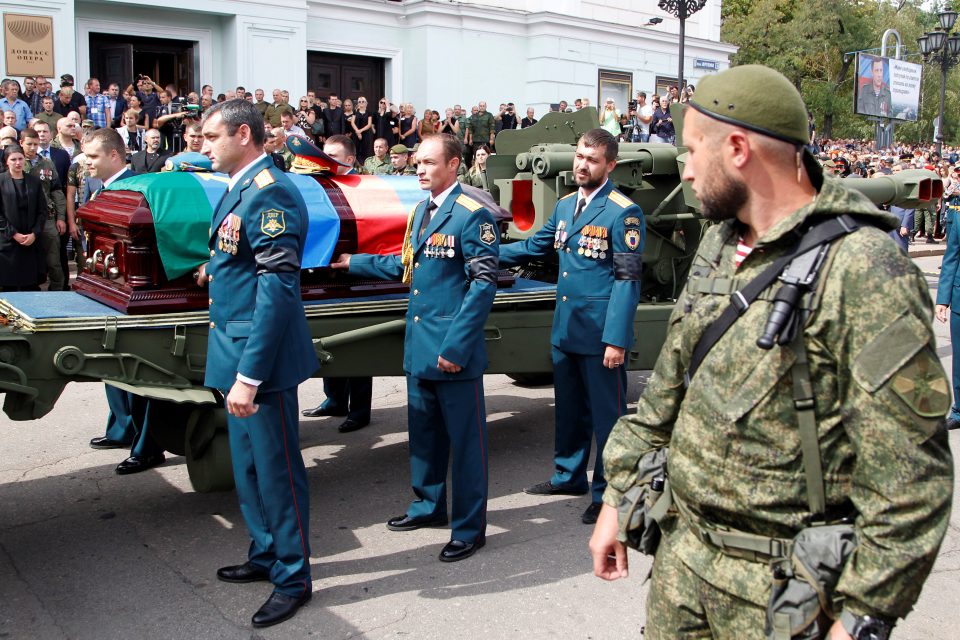 Více než 120 000 lidí se v Doněcku podle agentury Interfax zúčastnilo pohřbu předáka proruských separatistů na východě Ukrajiny Alexandra Zacharčenka,  který se v pátek stal obětí atentátu.  | foto: Alexander Ermochenko,  Reuters