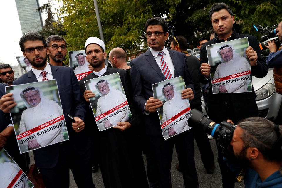 Lidskoprávní aktivisté a přátelé saúdskoarabského novináře a kritika režimu Džamála Chášakdžího během protestu před konzulátem Saúdské Arábie v Istanbulu 8. října 2018 | foto: Murad Sezer,  Reuters