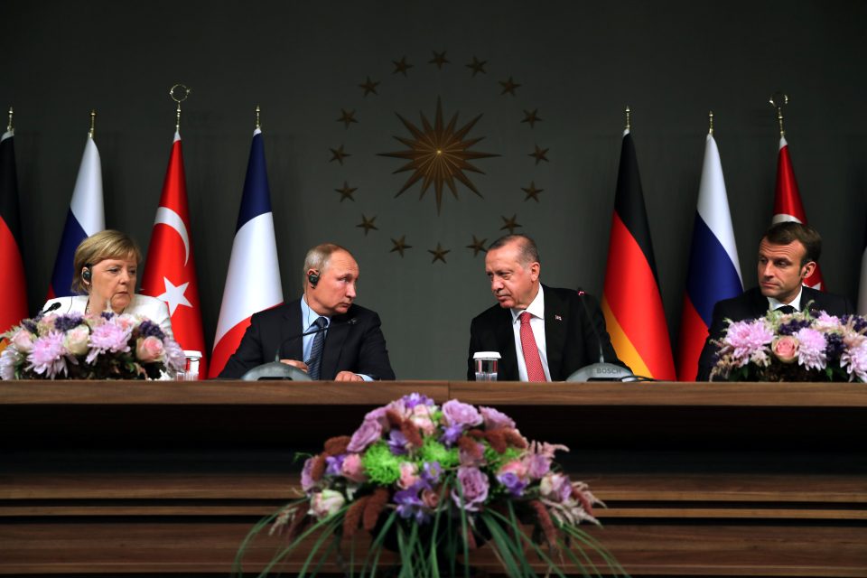 Angela Merkelová,  Vladimir Putin,  Recep Tayip Erdogan a Emmanuel Macron na summitu v Istanbulu | foto: Reuters
