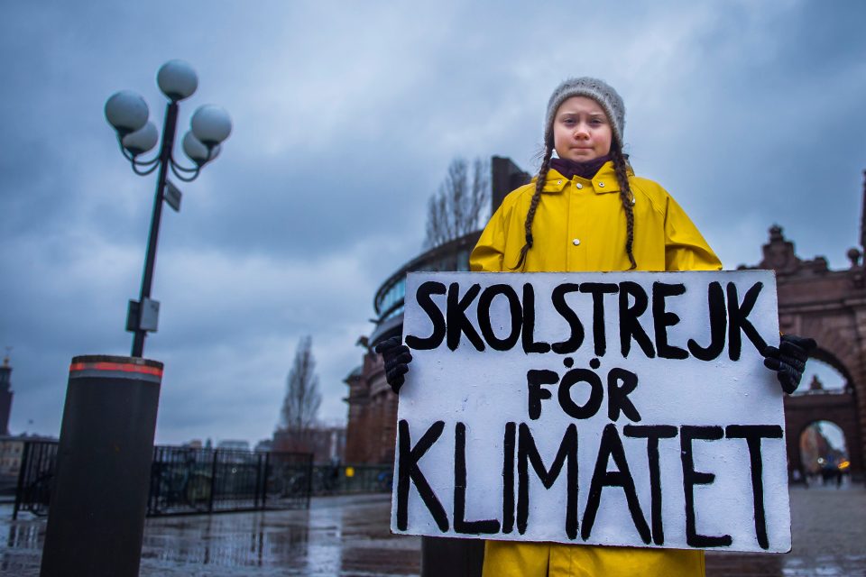 Švédka Greta Thunbergová každý pátek vynechá školu,  aby před švédským parlamentem protestovala proti nečinnosti politiků v oblasti ochrany klimatu | foto: Hanna Franzen,  Reuters