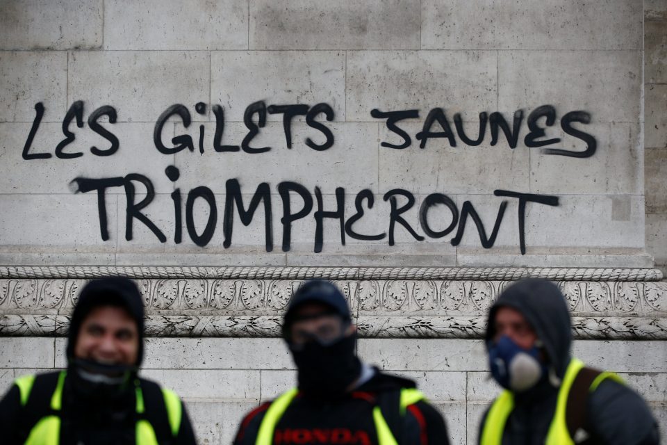 Žluté vesty zvítězí - jeden z nápisů,  kterými protestující a vandalové poškodili fasádu pařížského Vítězného oblouku | foto: Stephane Mahe,  Reuters
