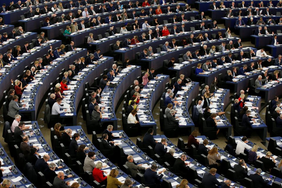 Poslanci Evropského parlamentu během jednání ve Štrasburku | foto: Vincent Kessler,  Reuters