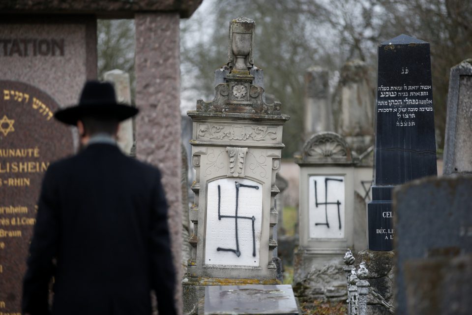 Antisemitismus je v Evropě na vzestupu. Posprejovaný židovský hřbitov nedaleko francouzského Štrasburku | foto: Vincent Kessler,  Reuters