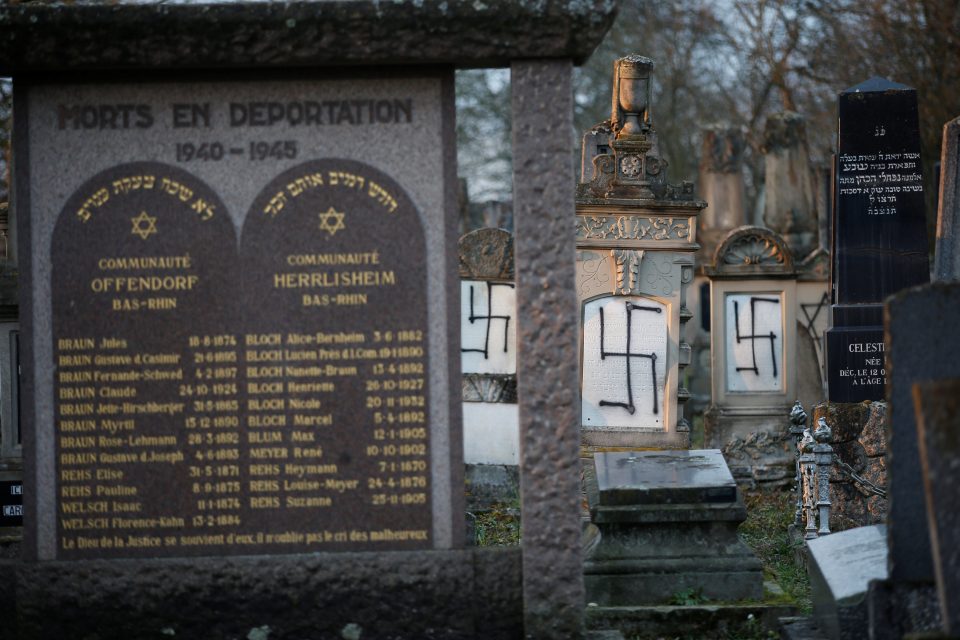 Antisemitismus je v Evropě na vzestupu. Posprejovaný židovský hřbitov nedaleko francouzského Štrasburku | foto: Vincent Kessler,  Reuters