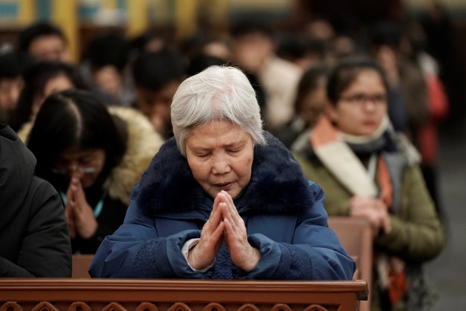 Křesťané modlící se v jednom z chrámů na Štědrý den v Pekingu | foto: Jason Lee,  Reuters