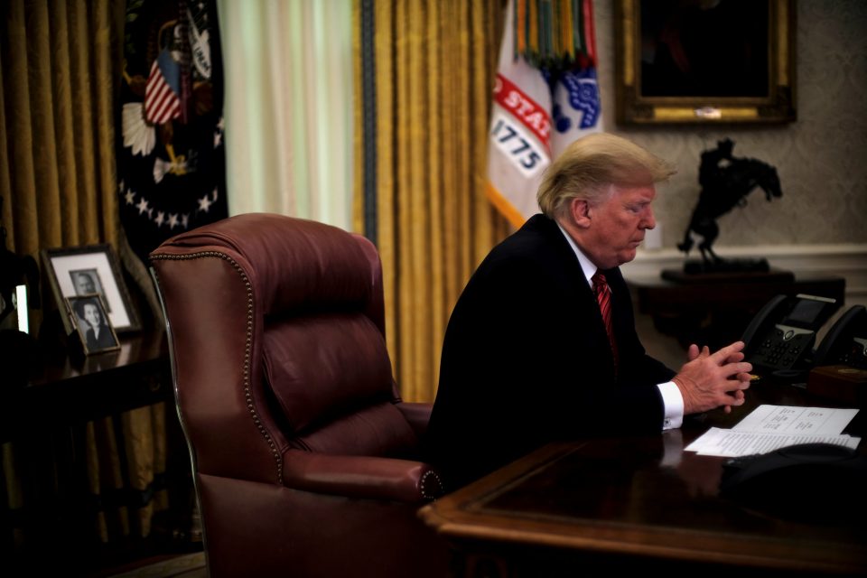 Americký prezident Donald Trump ve své pracovně v Bílem domě | foto: James Lawler Duggan,  Reuters