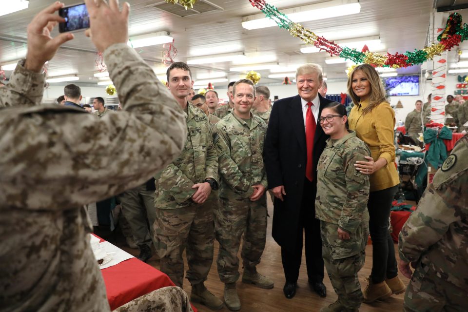 Prezident Donald Trump a první dáma Melania se fotí s vojáky během návštěvy amerických vojáků v Iráku | foto: Jonathan Ernst,  Reuters