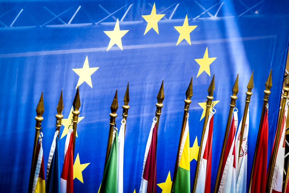 Evropská vlajka na pozadí vlajek členských států Evropské unie  (ilustrační foto) | foto: Evropský parlament