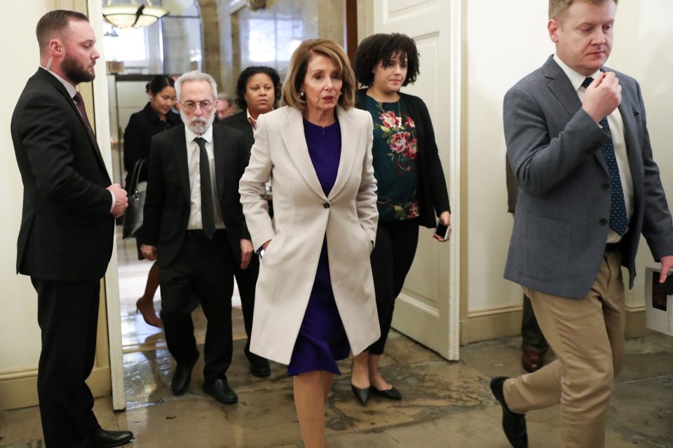 Nancy Pelosiová při odchodu z Bílého domu.  | foto: Jonathan Ernst,  Reuters