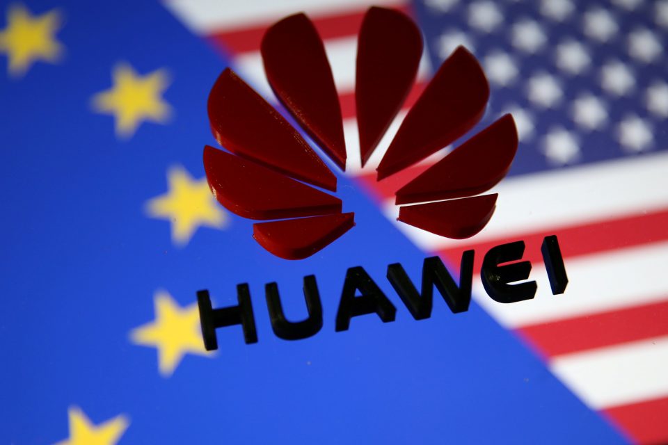 Logo společnosti Huawei,  na pozadí americká a evropská vlajka  (ilustrační foto) | foto: Dado Ruvic,  Reuters